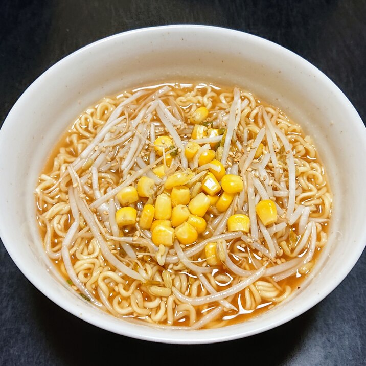 インスタントで☆もやしとコーンの味噌ラーメン